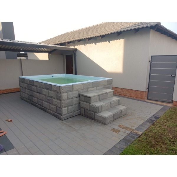Venus Above ground pool with side panels and step